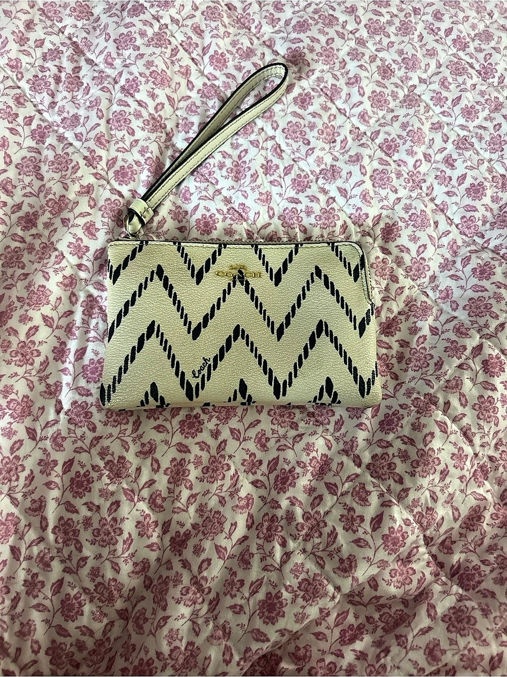 Coach Leather Ivory Black Chevron Corner Zip Wristlet